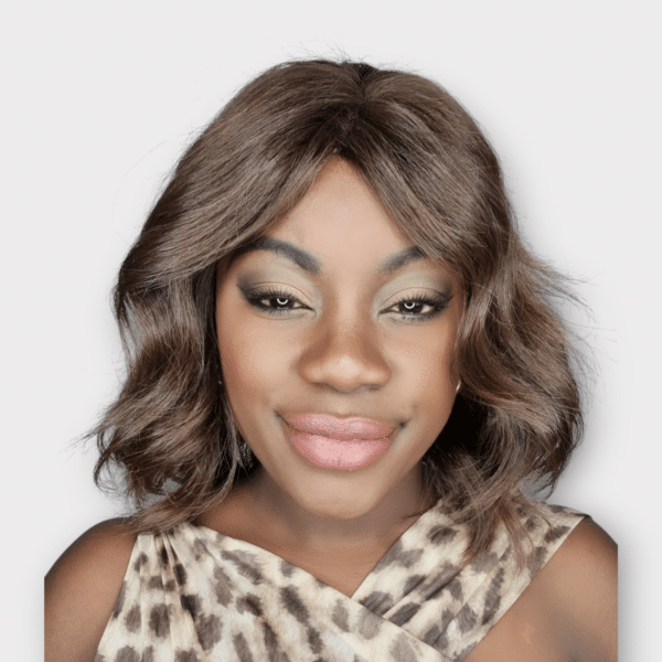 Model mit C&K Premium Crown Perücke Francesca, frontal aufgenommen – braune, leicht gewellte Echthaarperücke mit Lace, ideal bei Haarausfall