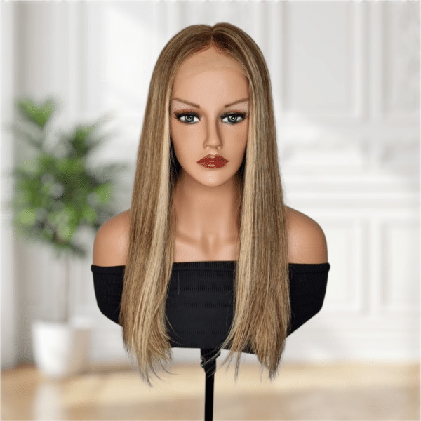 HD Lace Perücke mittelbraun mit dunklen Blondsträhnen, Frontalansicht auf Puppenkopf, 40 cm Länge, glattes Echthaar